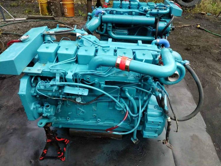 6BT 180HP w Vdrive gears. Low Hour Diesel Engine