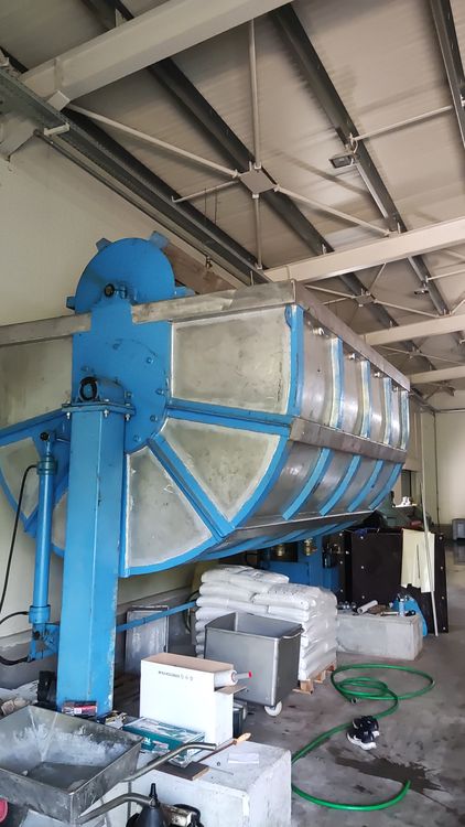 Propeller for raw skins preparation with hydraulic unloading system