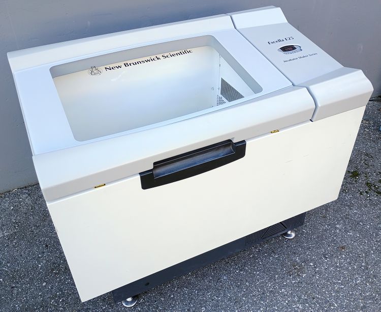 New Brunswick Excella E25R Refigerated Incubator Shaker