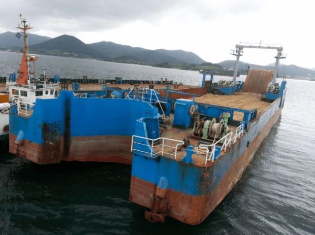 Deck cargo barge fitted with ramp