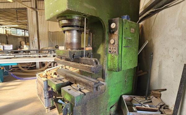 Hydraulic press 250 T / #149 250 T