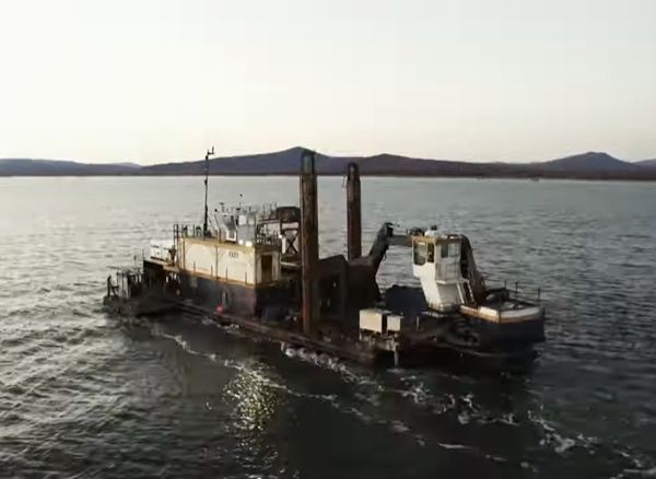 FLAT TOP SPUD BARGE WITH EXCAVATOR