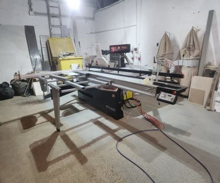 Sliding table saw