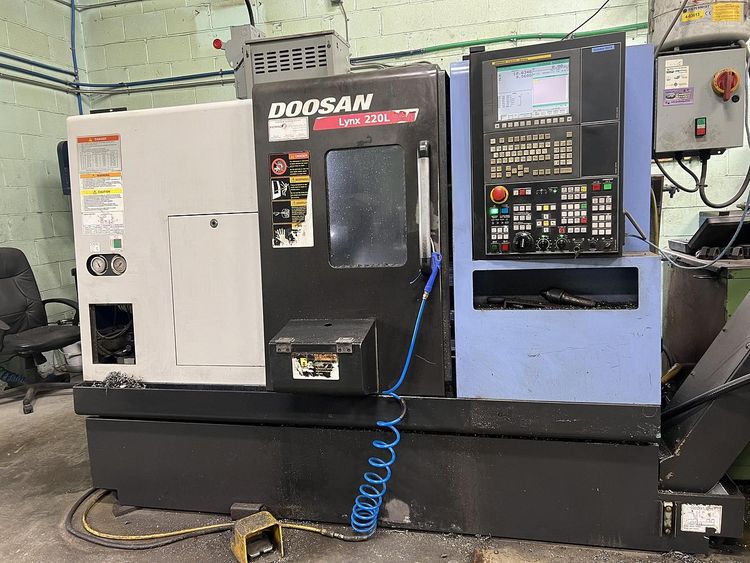 Doosan Fanuc 0iD / 32iA 4,000 RPM LYNX 220LC 2 Axis