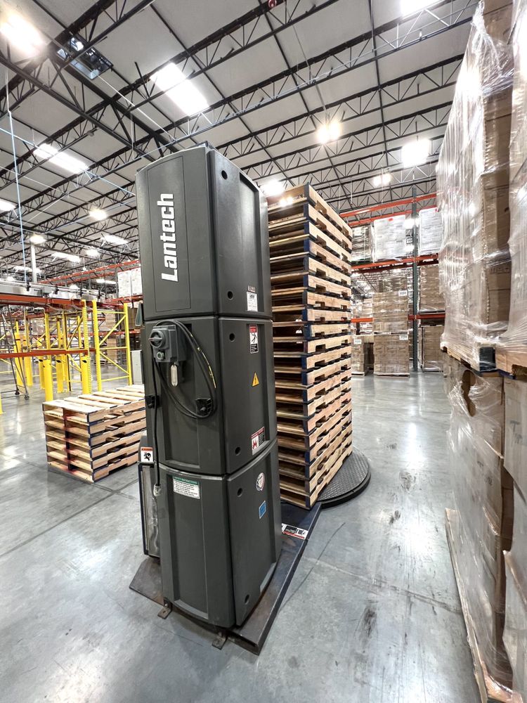 Lantech Q300XT Semi Automatic Pallet Wrapper