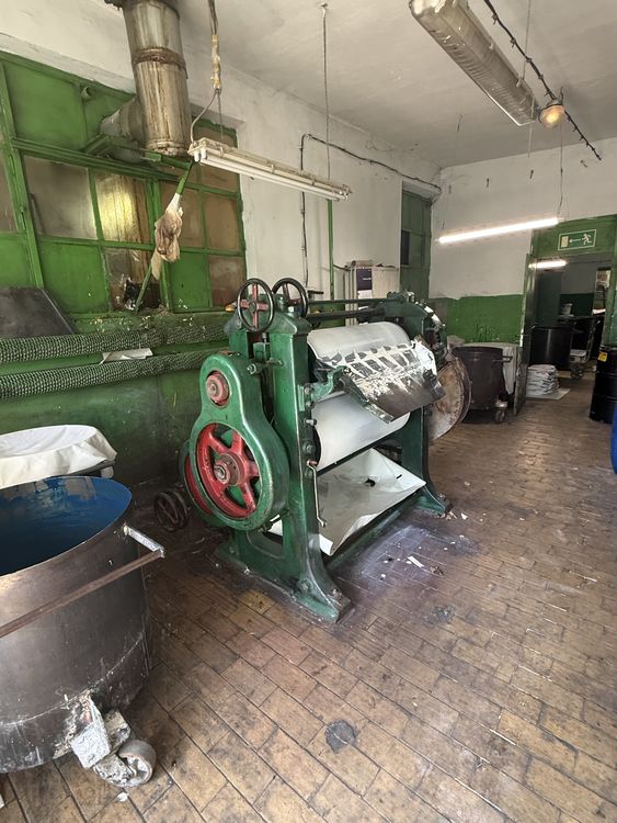 Three-roller machine for PVC pastes