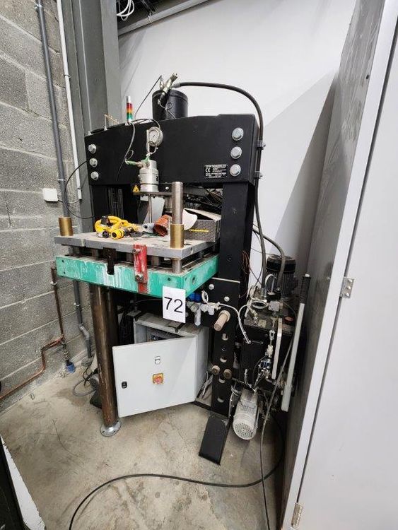 Hydraulic press for resin infusion  LEFORT L5569