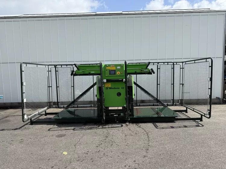 Miedema AKV42, Box filler with infeed conveyor