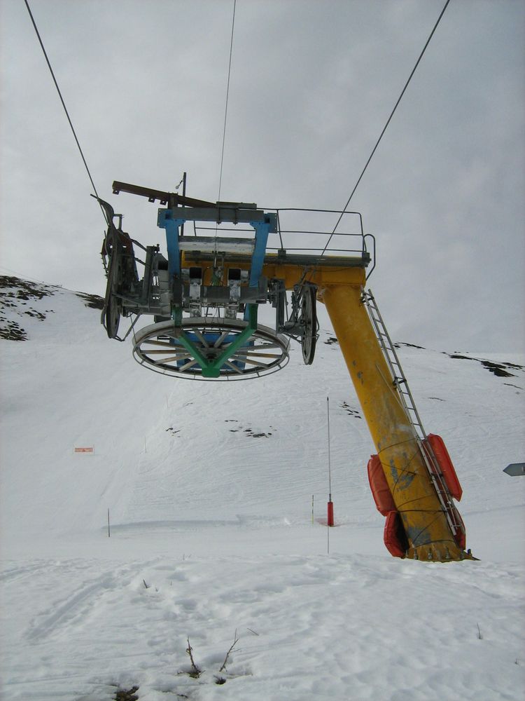 Poma H210 detachable grip ski lift