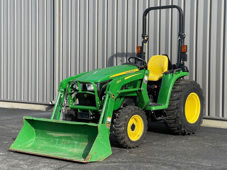 John Deere 3032E Tractor