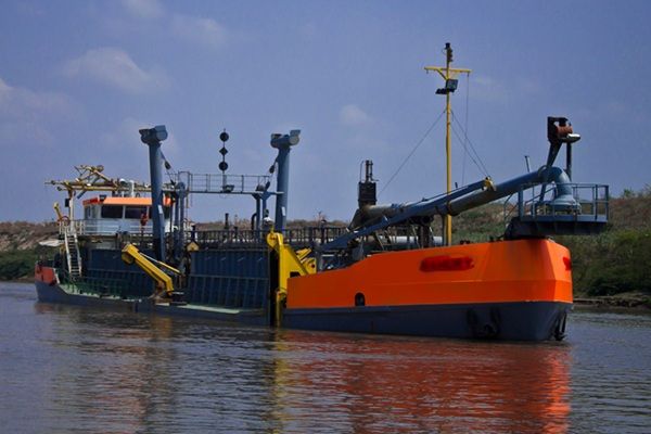 Trailing Suction Hopper Dredger Dead Weight: 	1300 MT Hopper Capacity: 	974 m3