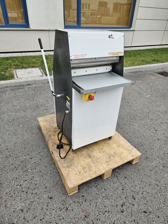 FIŠ Manual bread slicer