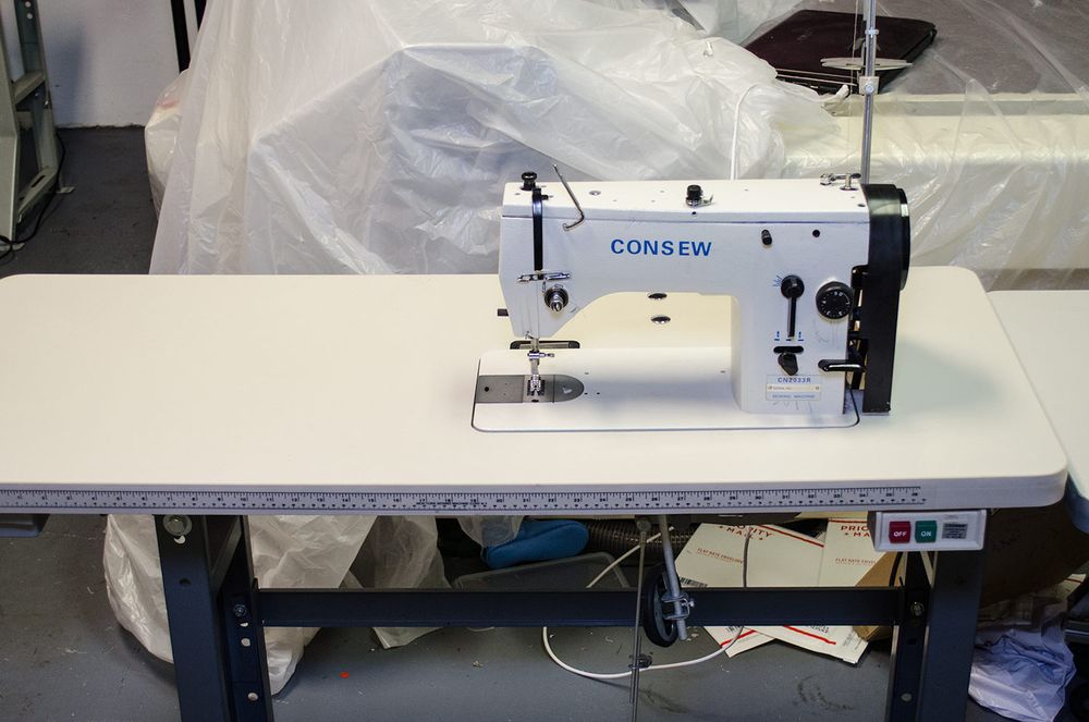 Consew CN2033R Zig zag machine, has straight stitch. Comes with table