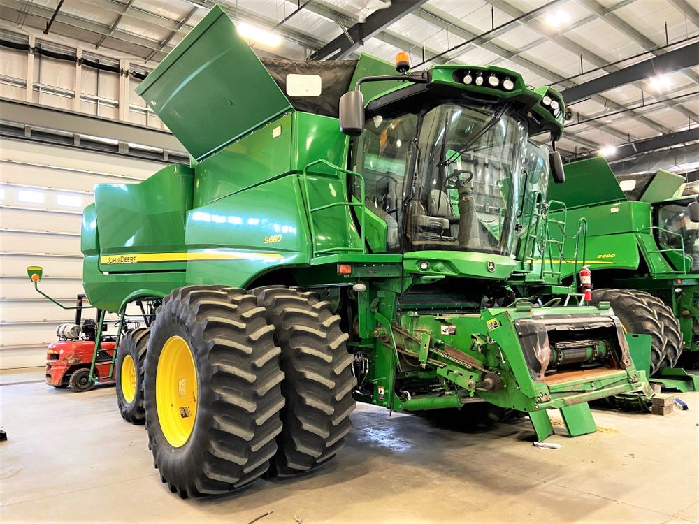 John Deere S680 Combine