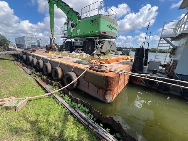 Spud/Crane Barge