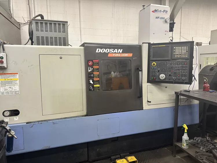 Doosan Fanuc 21i CNC control 3500 RPM PUMA 240MC 2 Axis