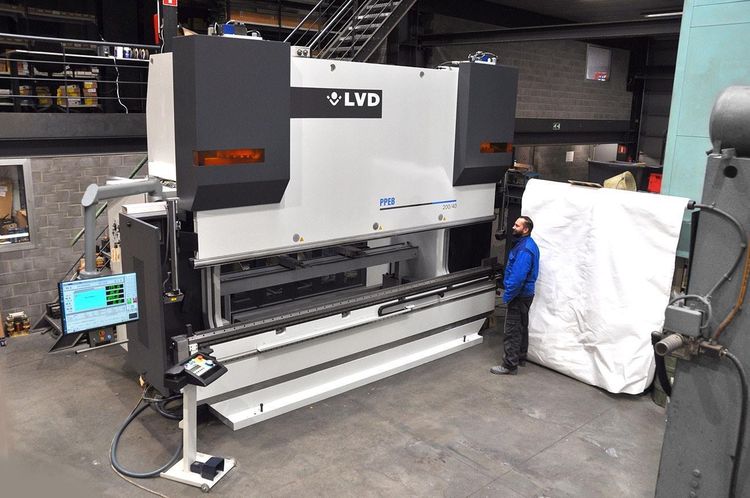 LVD PPEB Turbo 220 ton x 4200 mm CNC