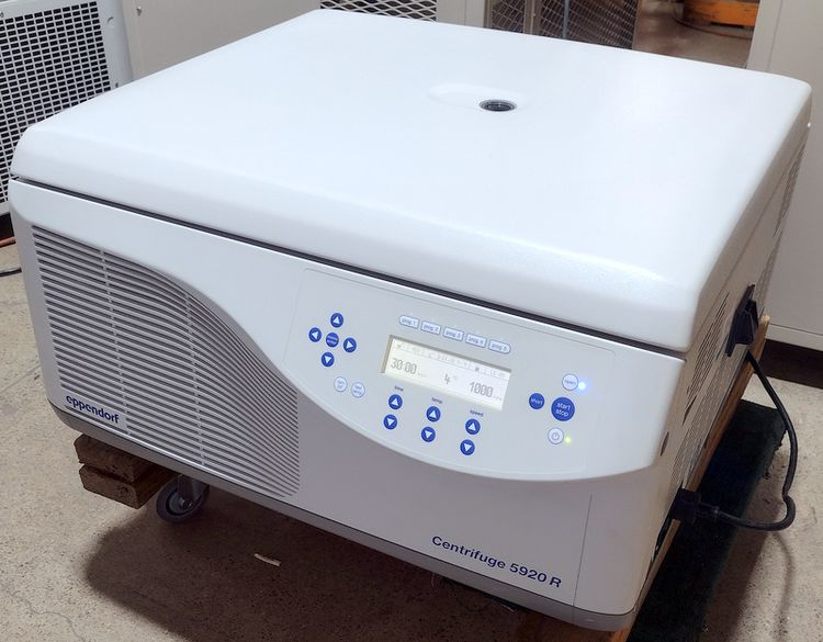 Eppendorf 5920R Refrigerated Benchtop Centrifuge w/ S-4xUniversal-Large Rotor