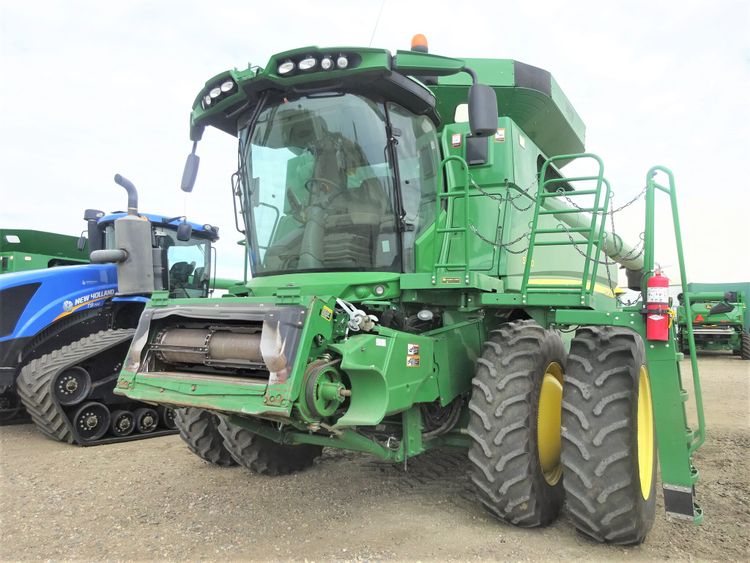 John Deere S670 Combine