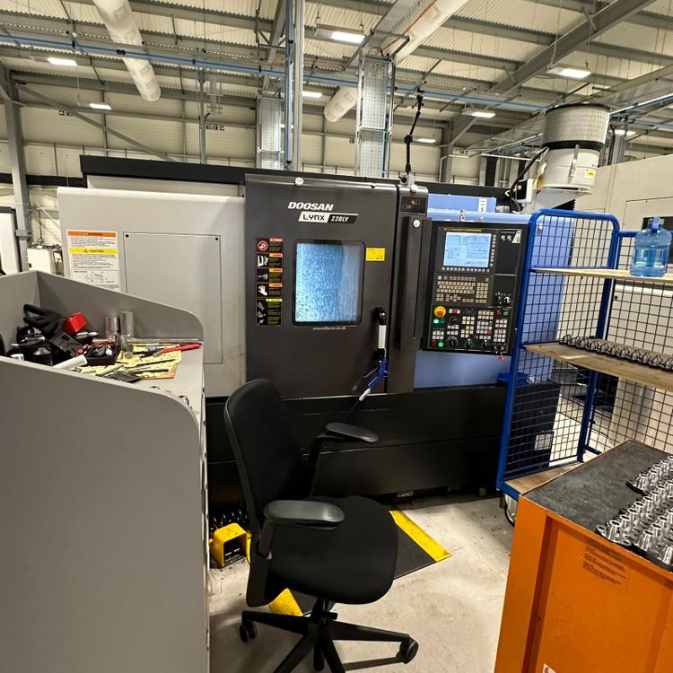 Doosan FANUC i Series with iGuide 6000rpm Lynx 220LYC 3 Axis