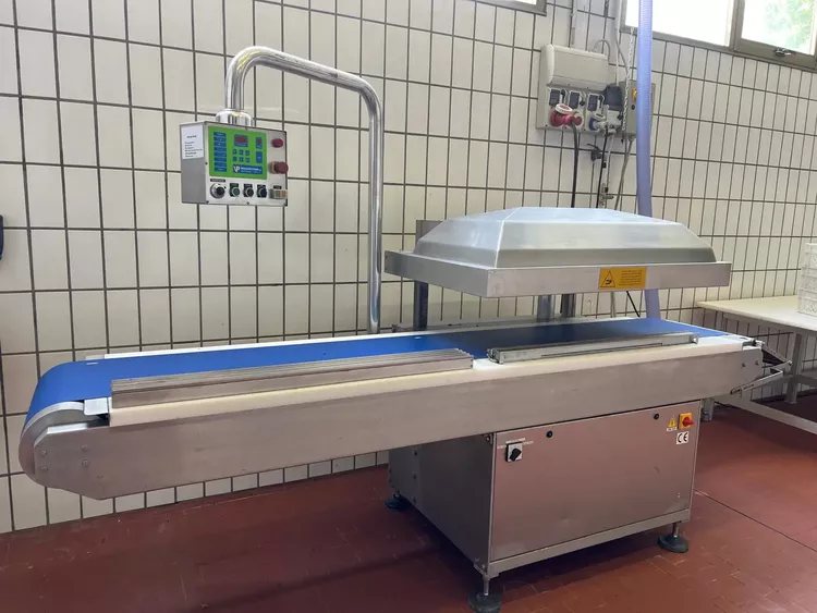 Vacuum packaging machine