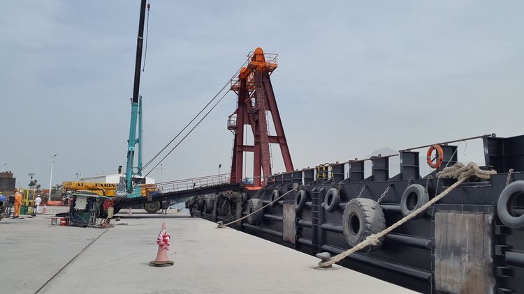Size: 282’ x 90’ x 18’ Type: Deck Cargo and Ballast Tank Barge