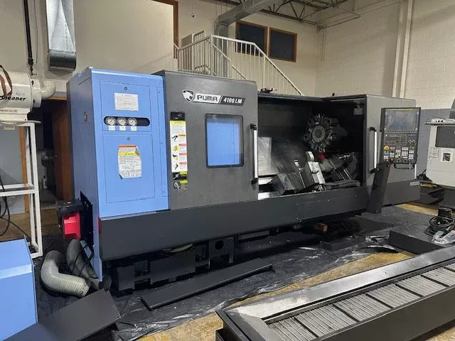 Doosan CNC (FANUC I SERIES CNC COLOR CONTROL) 2,000 RPM DN SOLUTIONS PUMA 4100LMB 3 Axis