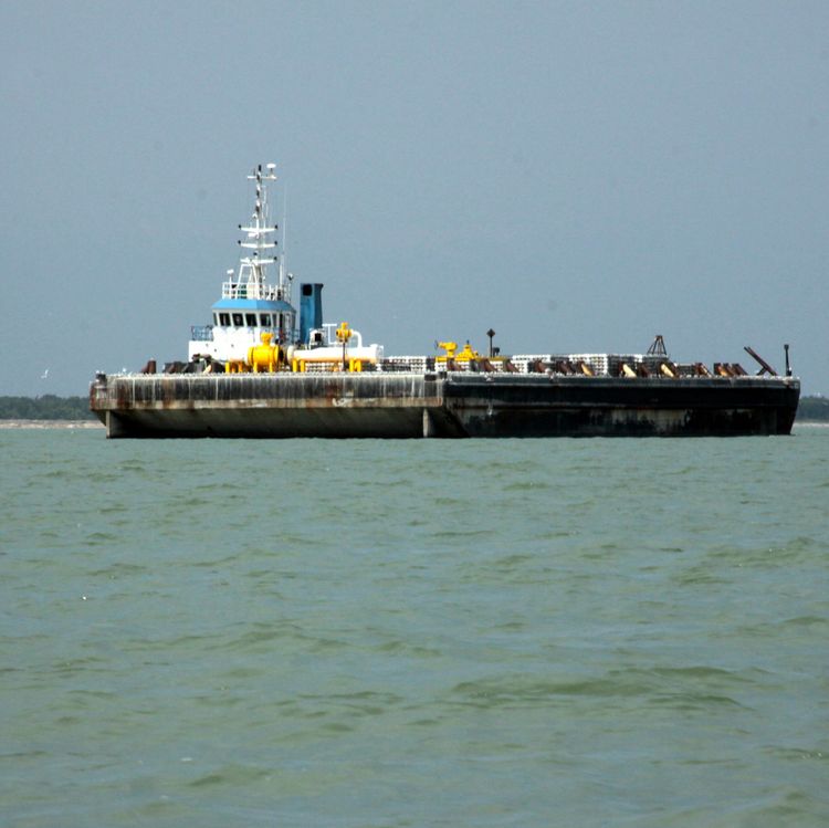 Deck barge