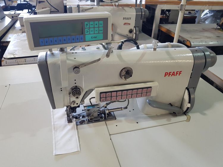 Pfaff 3822 Integrated workplace for run-stitching and trimming