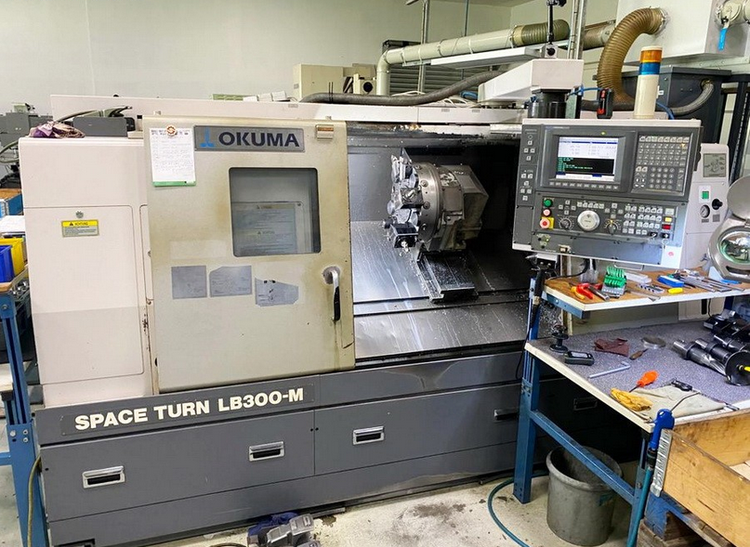 Okuma OSP E 100 L 4.500 min -1 SpaceTurn LB 300 MC / 1000 2 Axis