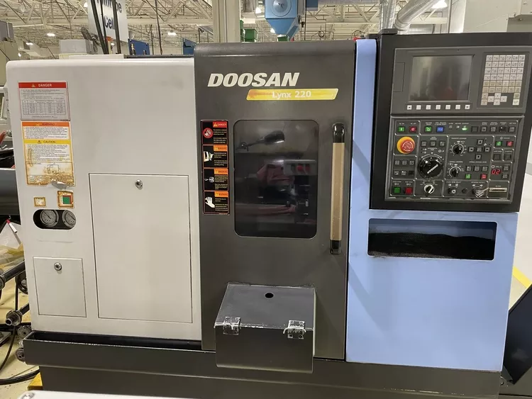 Doosan CNC (Fanuc i Series) 6,000 RPM LYNX 220A 2 Axis