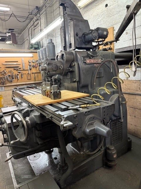 Kearney & Trecker 430 TF-20 Vertical 1,500 rpm (24 speeds)