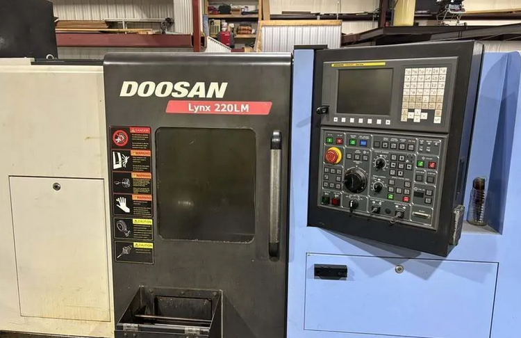 Doosan Fanuc i Series CNC 6,000 RPM LYNX 220LMA  2 Axis