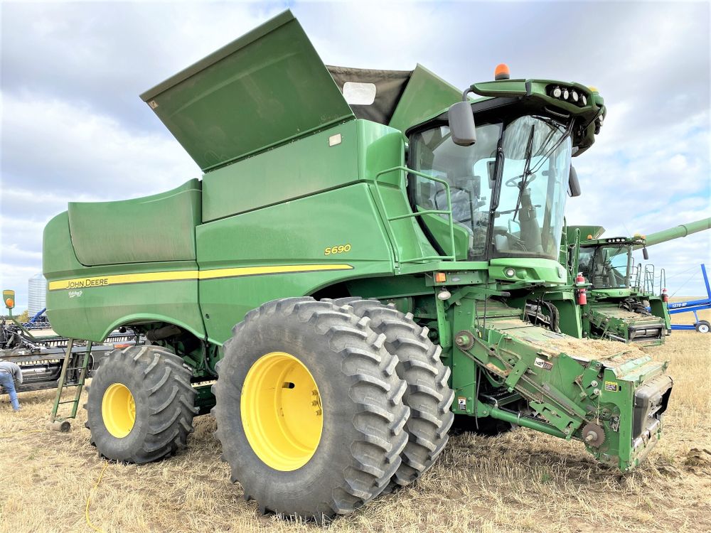 John Deere S690 Combine 2108