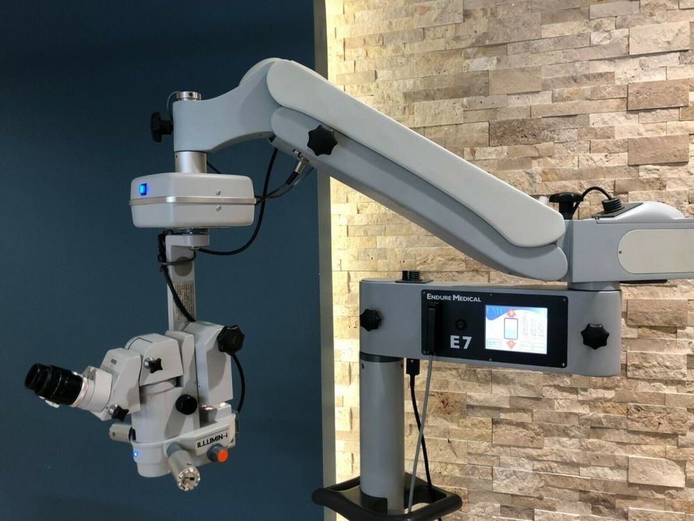 Alcon E7 With ILLUMINi Surgical Ophthalmic Microscope