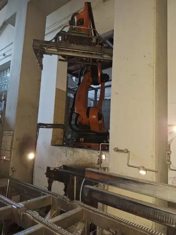 Kuka KR 200/1 mit KR C1 Depalletizer