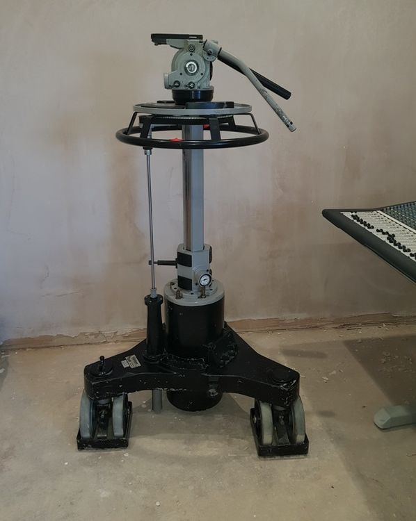 Vinten Black Teal Steerable Lightweight Pedestal