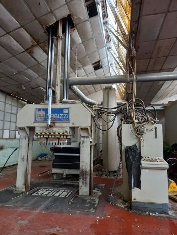 Dabizzi D15 L200 Vertical Baling Presse