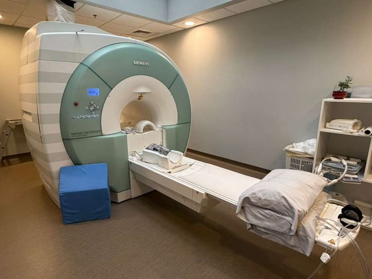 Siemens 1.5T Essenza DOT 8CH MRI