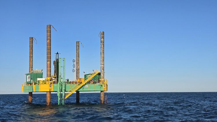 Modular COMBIFLOAT JU Drill Rig Spuds 34 m 36'