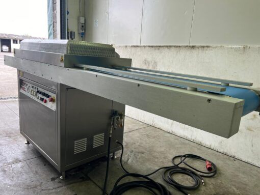 Vacuum packaging machine