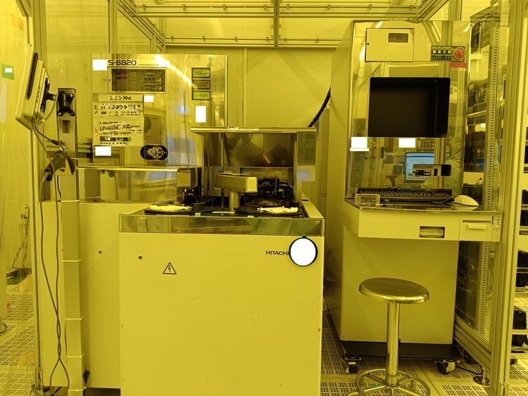 Hitachi S-8820