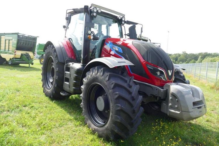 Valtra T214 Tractor