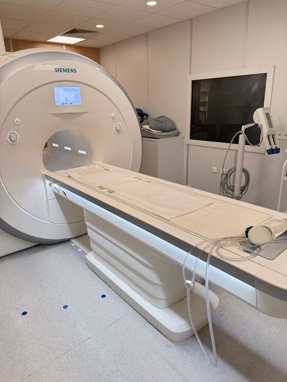 Siemens 1.5T Amira MRI System