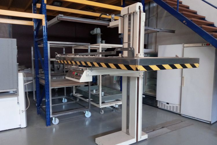 Semi automatic oven loader