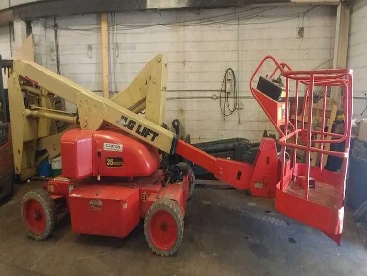 JLG Articulating Boom Lift