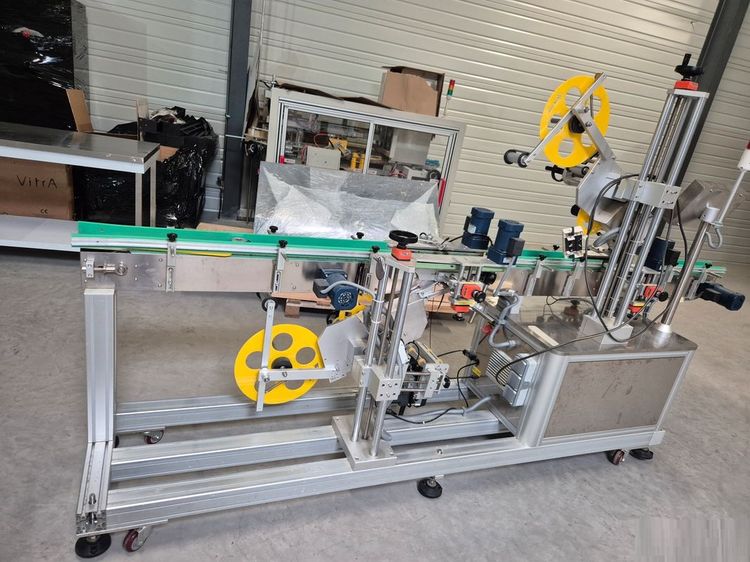 Up and down labeling machine