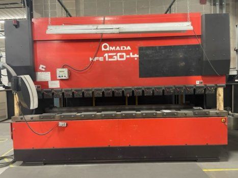 Amada HFE1304, OPERATEUR 7-AXIS 143 TON X 165"