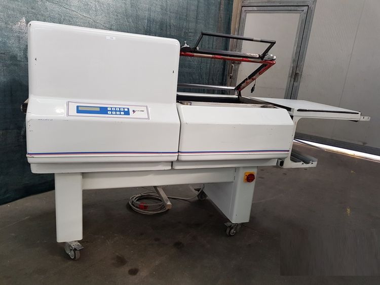 Robopac Corner packaging machine with tunnel