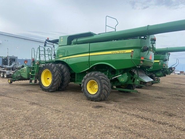 John Deere S680 Combine